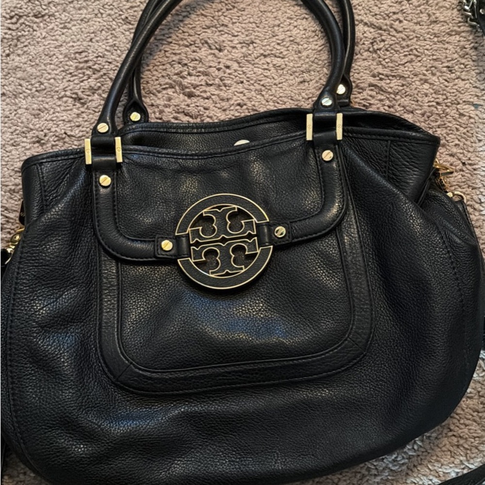 Tory Burch Amanda Classic Hobo in Black Leather and gold emblem